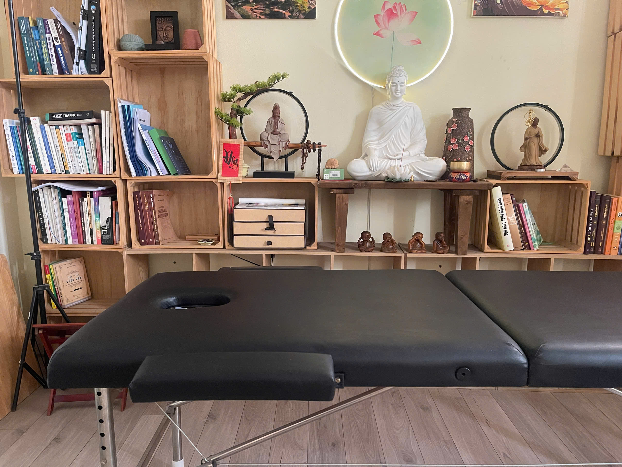 Bàn massage công thái học chuyên dụng tại cơ sở Massage Yoni Chùa Bộc, Hà Nội