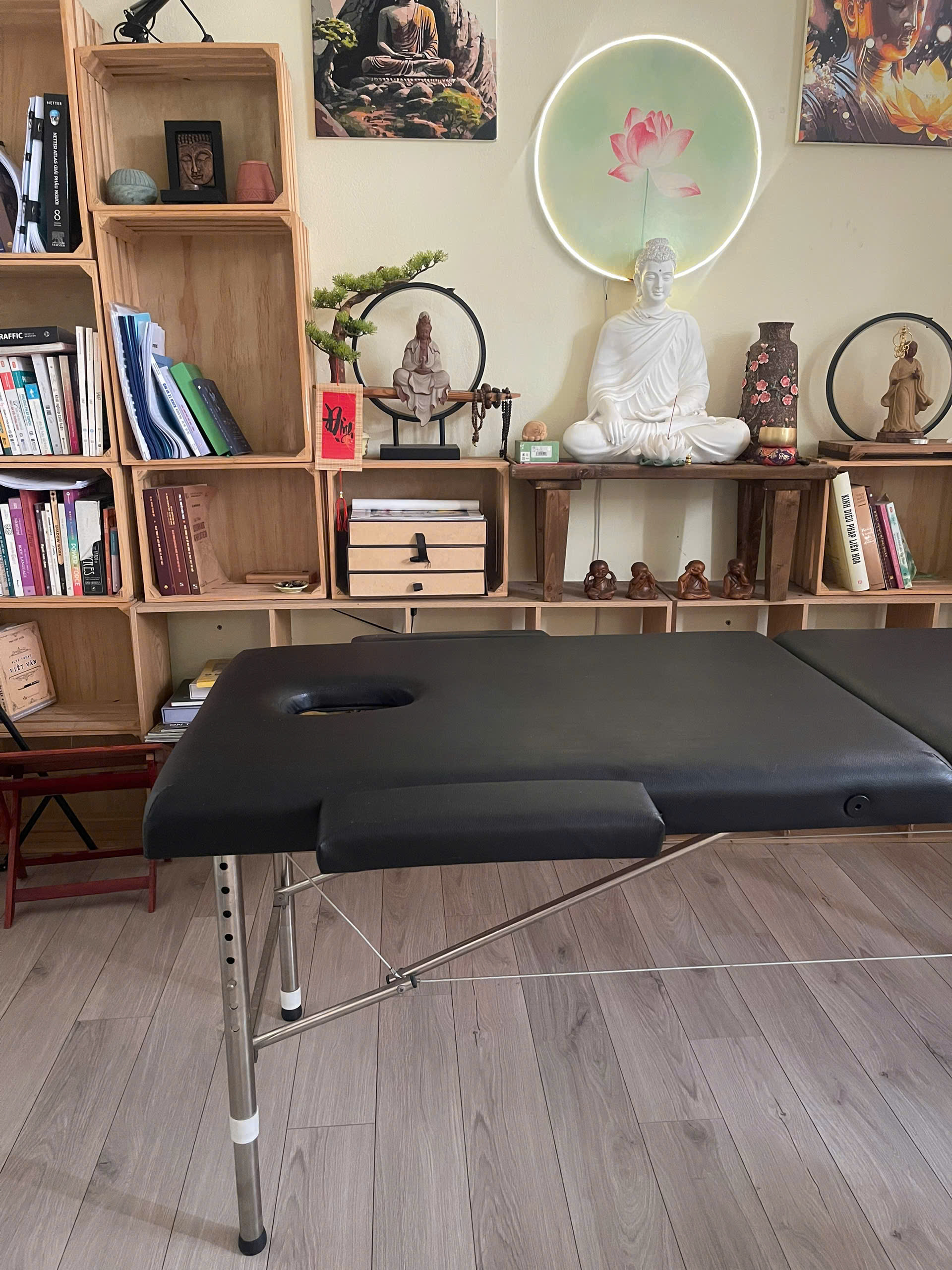 Tủ sách nghiên cứu Atlas Giải Phẫu Người Netter và chuông xoay Tây Tạng tại Massage Yoni Hà Nội
