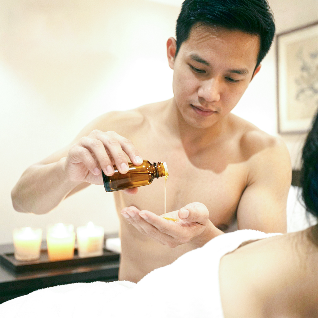 Set-up tinh dầu cao cấp phục vụ massage yoni Hà Nội tại nhà