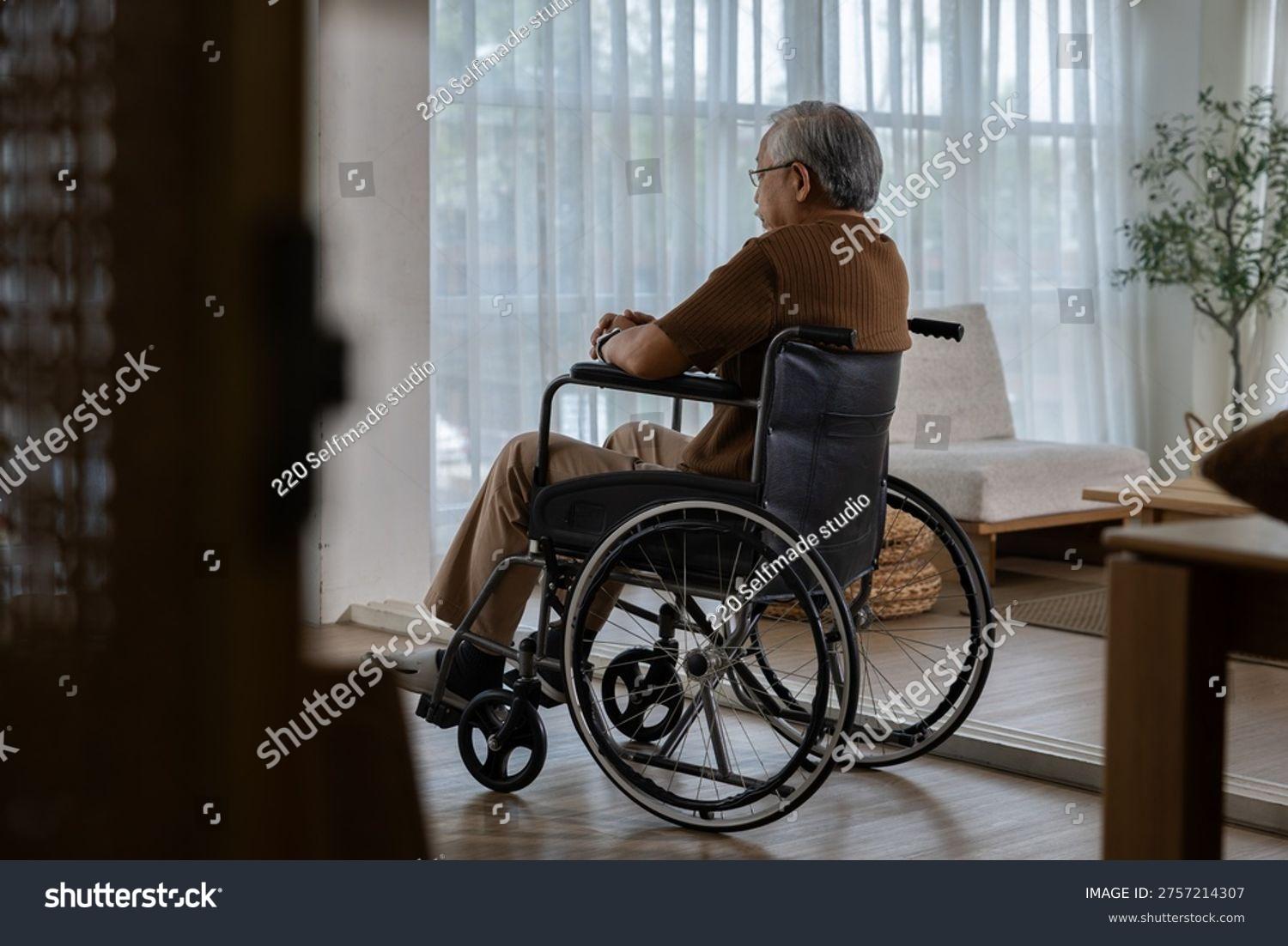 Một người phụ nữ trung niên ngồi một mình bên cửa sổ trong căn phòng yên tĩnh, vẻ mặt trầm tư, tay ôm một tách trà ấm