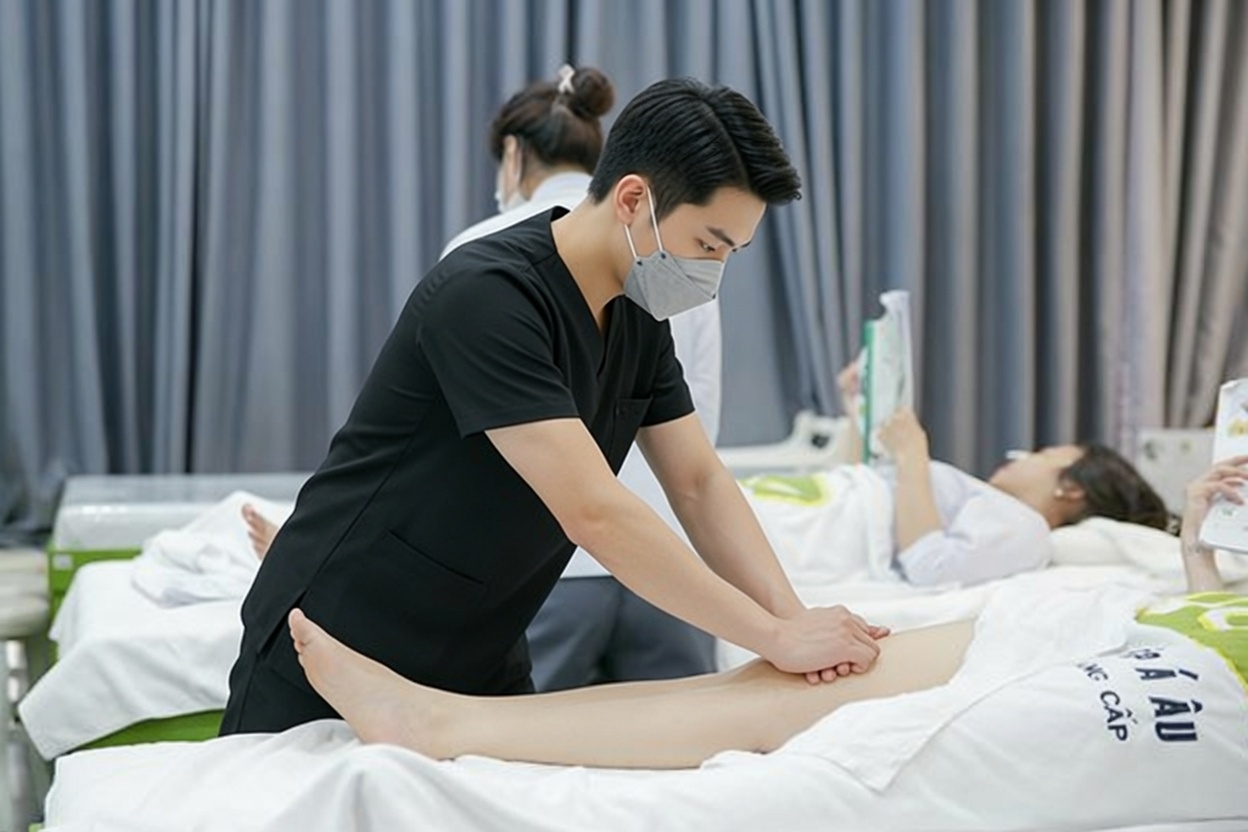 Kỹ thuật viên  đang chuẩn bị dụng cụ một lần trong phòng massage yoni chuyên nghiệp tại Hà Nội