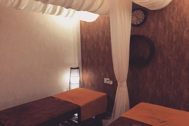 Không gian phòng massage yoni riêng tư sang trọng với khóa cửa an toàn và rèm chắn sáng, đảm bảo sự kín đáo cho phụ nữ sau ly hôn