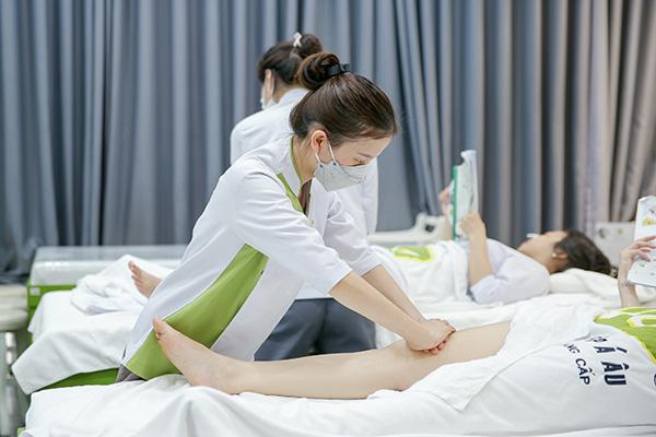 Kỹ thuật viên nữ chuyên nghiệp với thái độ tôn trọng và bộ dụng cụ sạch sẽ tại spa Sơn La