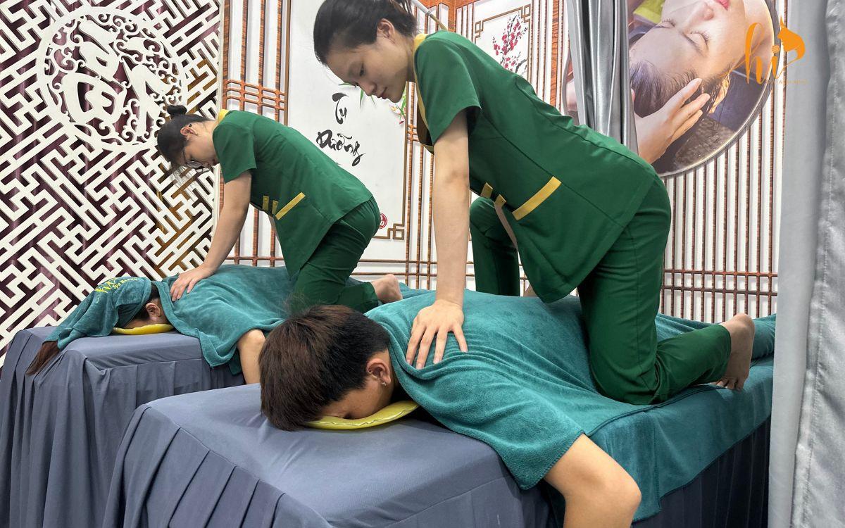 Kỹ thuật viên nam lịch lãm đang đeo găng tay y tế, chuẩn bị dầu massage hữu cơ trong phòng khách sạn sạch sẽ, chuyên nghiệp
