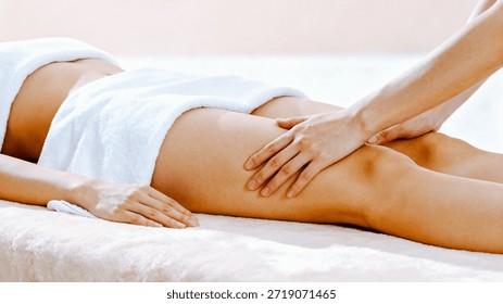 Hình ảnh người phụ nữ đang nằm thư giãn trên giường massage với khăn trải trắng tinh, kỹ thuật viên nam đang nhẹ nhàng massage vùng lưng, ánh sáng ấm áp, tạo cảm giác an toàn và tin tưởng