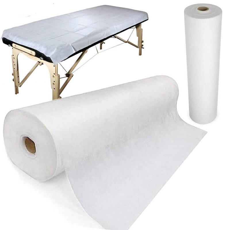 Dụng cụ và khăn trải giường dùng một lần sạch sẽ được sắp xếp gọn gàng trên bàn massage - tiêu chuẩn vệ sinh cho massage yoni an toàn