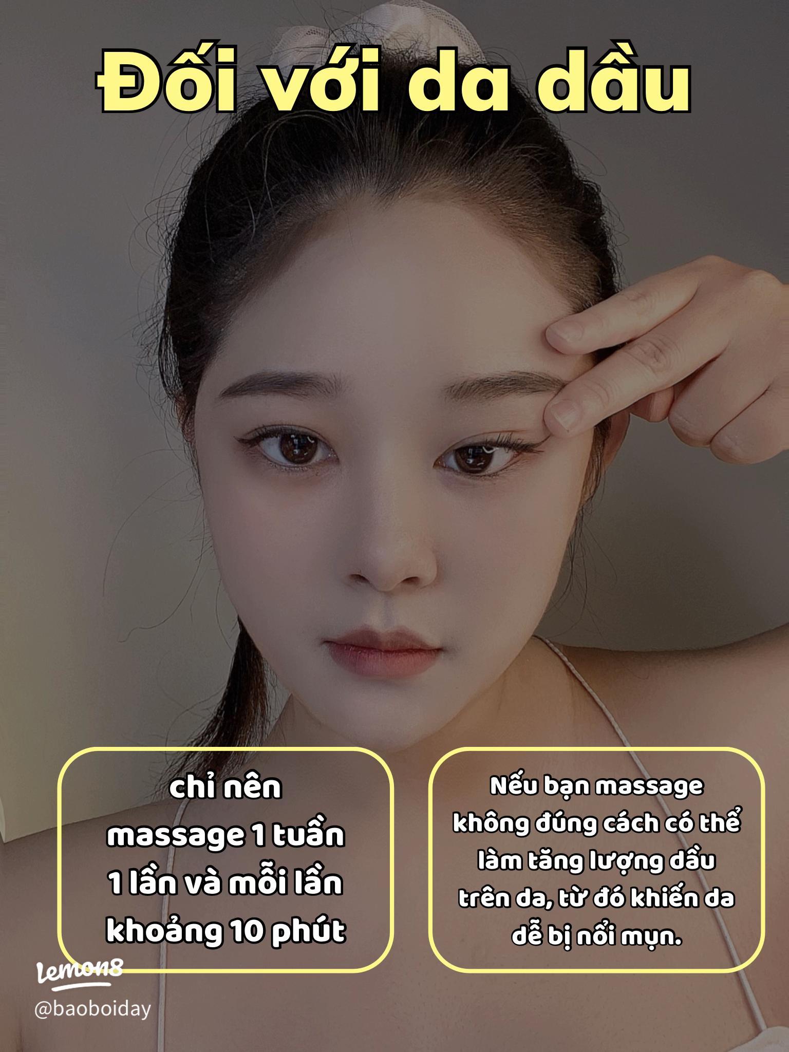 Một phụ nữ tuổi 30+ với làn da sáng và nụ cười tự tin, đang thư giãn trên bàn massage trong phòng trị liệu ấm cúng