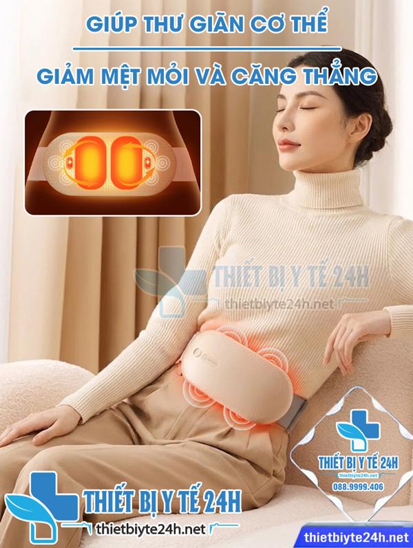 Kỹ thuật viên nữ đeo găng tay, nhẹ nhàng massage bụng dưới cho phụ nữ trong không gian ấm cúng, đơn giản