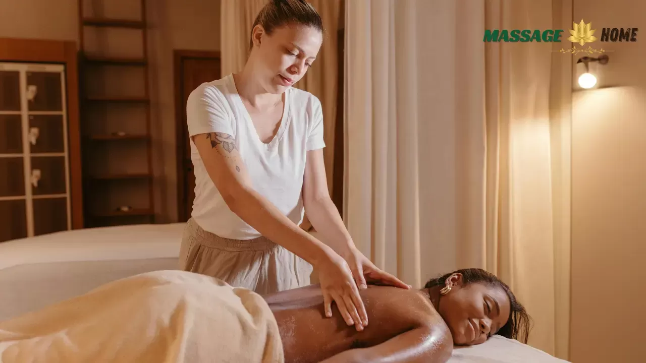 Nhân viên massage yoni đang chuẩn bị tinh dầu và khăn sạch để phục vụ du khách nữ tại phòng khách sạn