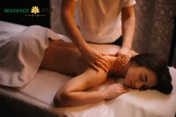 Hình ảnh người phụ nữ nằm thư giãn trên bàn massage yoni trong không gian ấm cúng, ánh sáng nhẹ nhàng, thể hiện sự hồi phục năng lượng sau giờ làm đêm