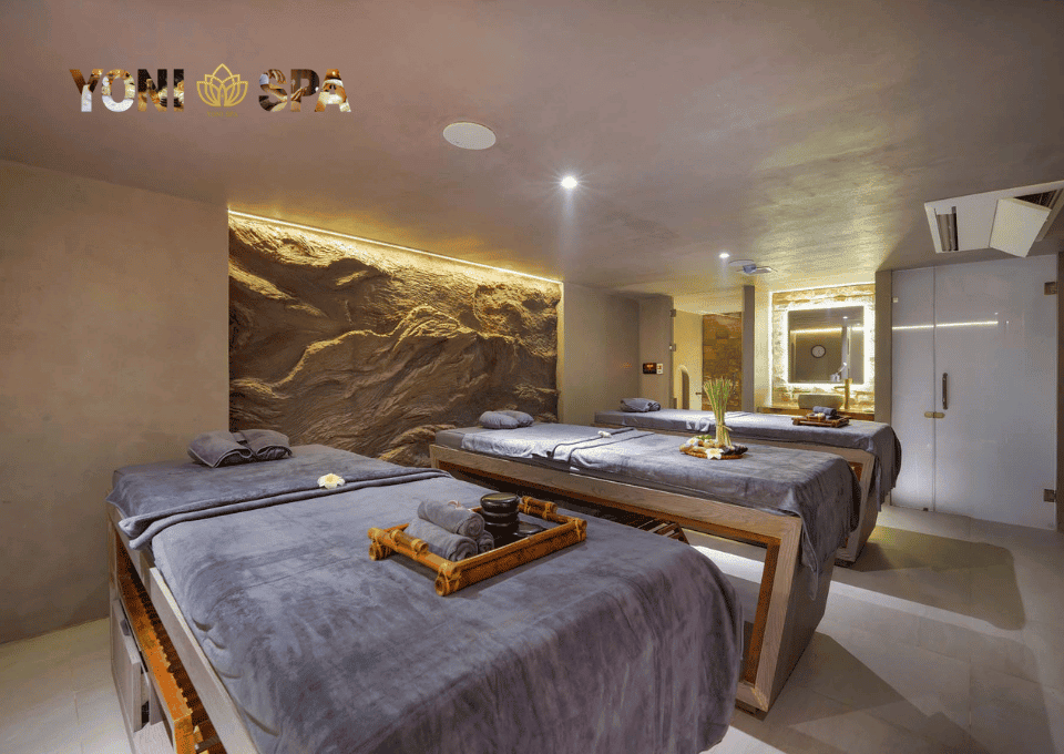 Phòng massage trị liệu với bàn trải khăn trắng, đèn tiệt trùng và máy lọc không khí chuyên nghiệp