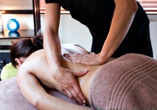 Người phụ nữ thư giãn tay đặt nhẹ vùng bụng trong không gian riêng tư