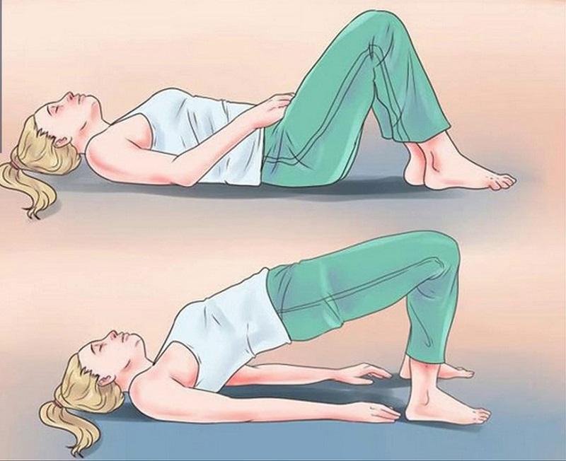 Phụ nữ trung niên tập bài tập Kegel trên thảm yoga, minh họa phương pháp se khít vùng kín tự nhiên