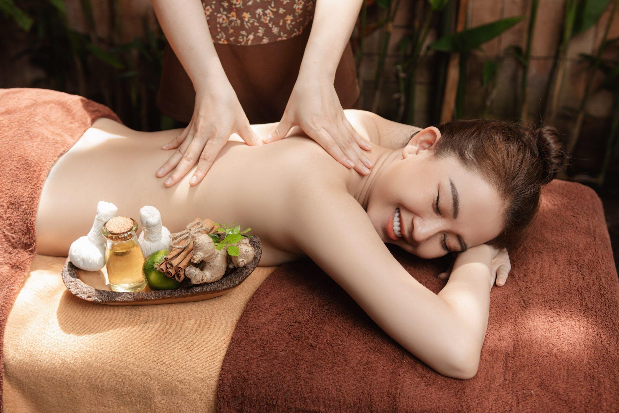 Liệu pháp sensual massage tăng sự quyến rũ với tinh dầu và không gian thư giãn