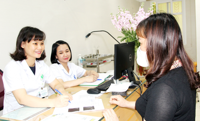 Bác sĩ nữ đang tư vấn khám phụ khoa cho nữ sinh viên tại phòng khám