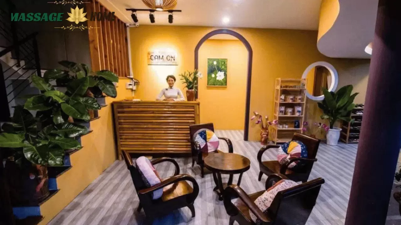 Không gian phòng trị liệu yoni sang trọng, ấm cúng với nến thơm và đá muối hồng, dành riêng cho phụ nữ tại Hà Nội