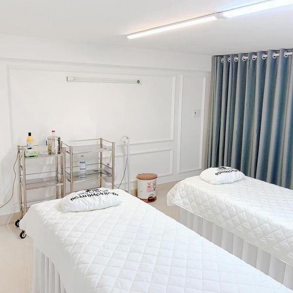 Phòng spa yoni massage với ga trải giường trắng tinh, khóa cửa an toàn và ánh sáng riêng tư tại Hà Nội