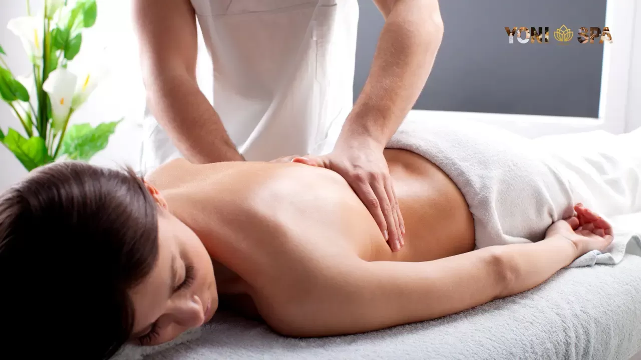 Nhân viên văn phòng thư giãn với tách trà ấm sau buổi massage yoni, tận hưởng cảm giác tái tạo năng lượng