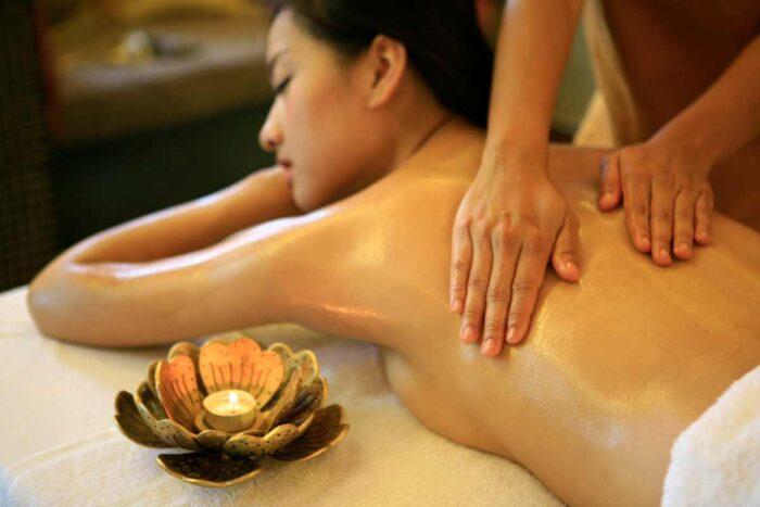 Khách hàng thư giãn sau khi kết thúc liệu trình massage Yoni