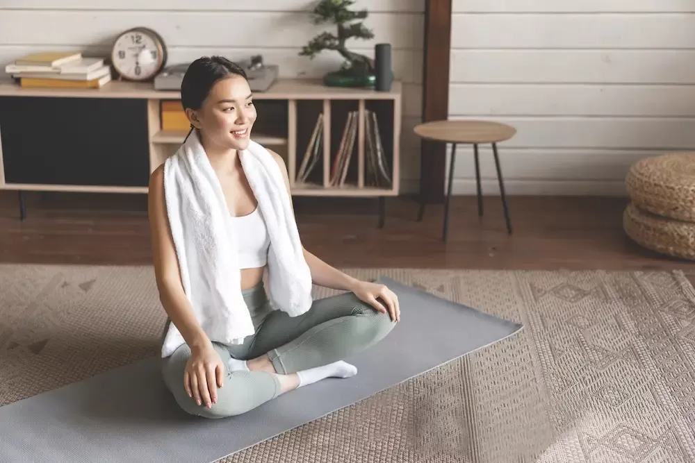 Người phụ nữ đang thực hiện bài tập sàn chậu đúng cách tại nhà