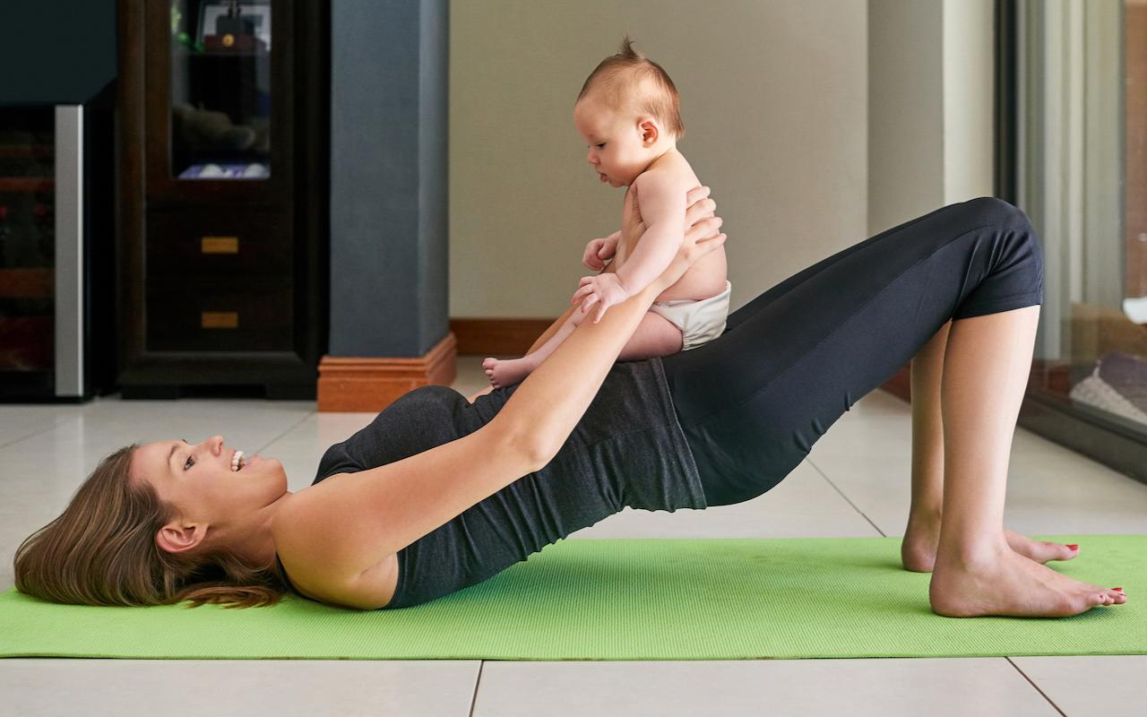 Hình ảnh minh họa mẹ sau sinh nằm thư giãn và thực hiện bài tập co cơ sàn chậu đúng tư thế