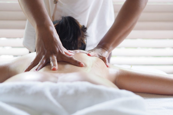 Ba gói massage yoni phù hợp cho phụ nữ độc thân lâu năm: khởi nguồn, năng lượng và trọn vẹn