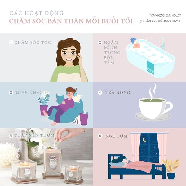 Hình ảnh một tách trà thảo mộc, sổ nhật ký và nến thơm, gợi ý chăm sóc bản thân sau buổi massage yoni