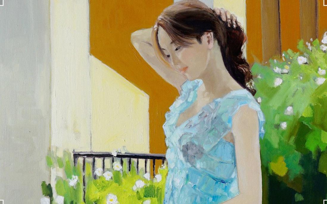 Một người phụ nữ trẻ đang đứng nhìn ra khung cảnh yên bình của Hồ Tây Hà Nội, vẻ mặt suy tư và hy vọng