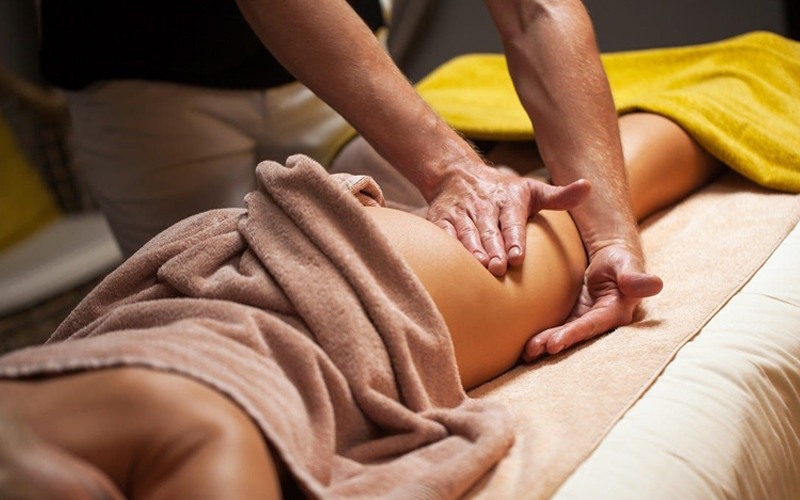 Không gian trị liệu massage yoni chuyên nghiệp với nến thơm và tinh dầu thiên nhiên