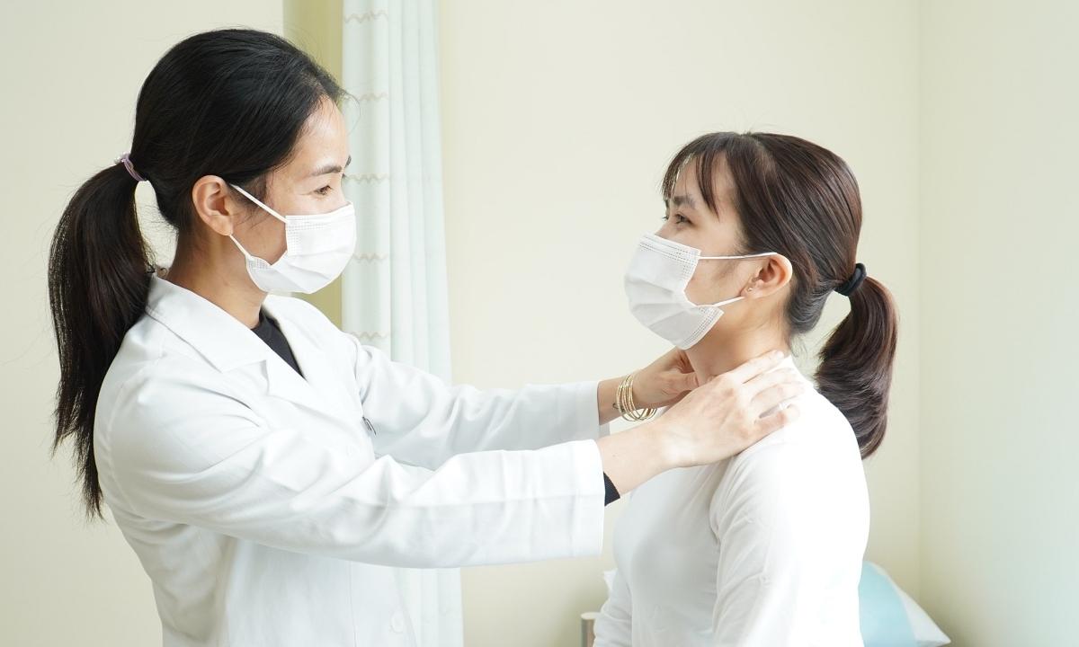Hình ảnh người phụ nữ trao đổi thoải mái với bác sĩ chuyên khoa về sức khỏe phụ nữ