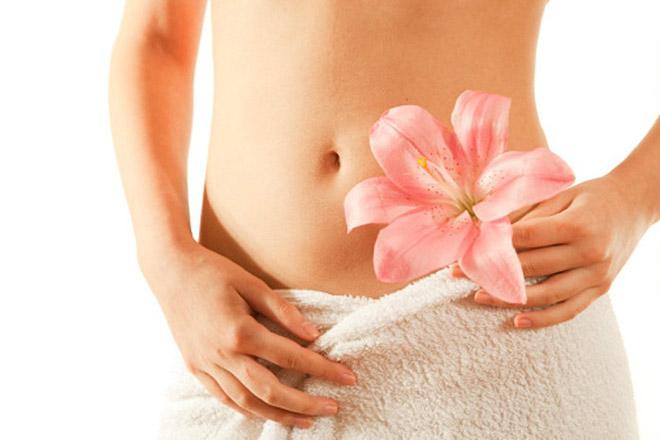 Một phụ nữ đang trải nghiệm một liệu trình chăm sóc sức khỏe vùng kín toàn diện bao gồm massage và tư vấn