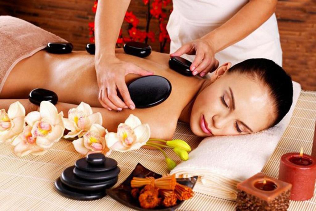 Liệu trình trị liệu vùng chậu chuyên sâu bằng đá nóng và tinh dầu massage tại Hà Nội