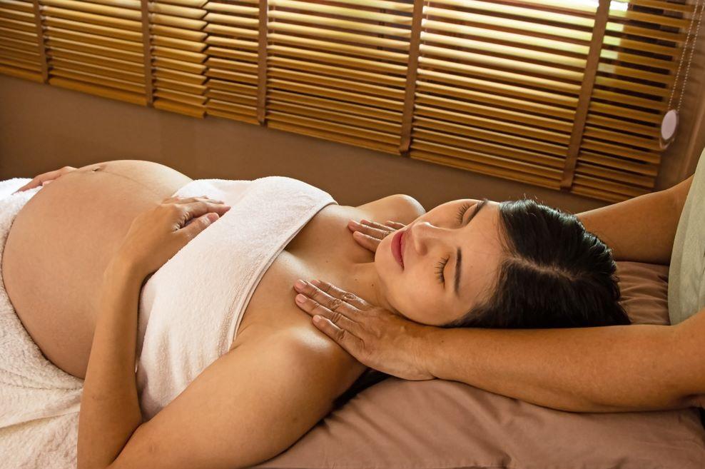 Mẹ bỉm được massage thư giãn sâu tại phòng trị liệu chuyên nghiệp