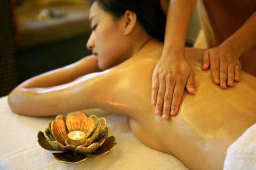 Chuyên gia thực hiện massage Yoni trị liệu giúp cân bằng và thư giãn vùng chậu