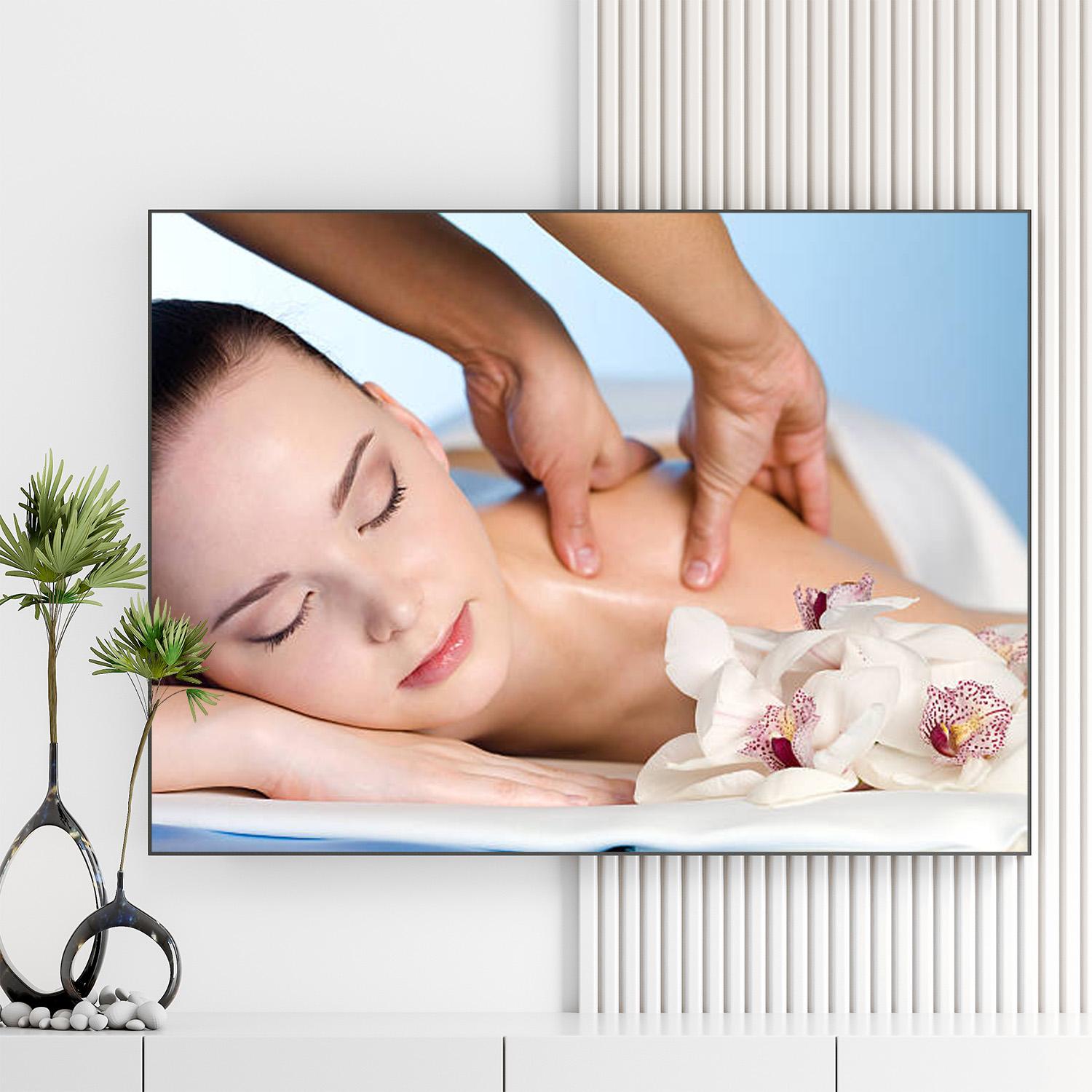 Cô gái văn phòng nằm thư giãn trên giường massage với tinh dầu và ánh nến ấm áp