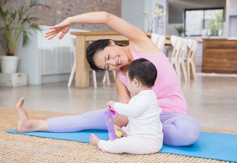 Mẹ sau sinh mổ tập yoga phục hồi sức khỏe