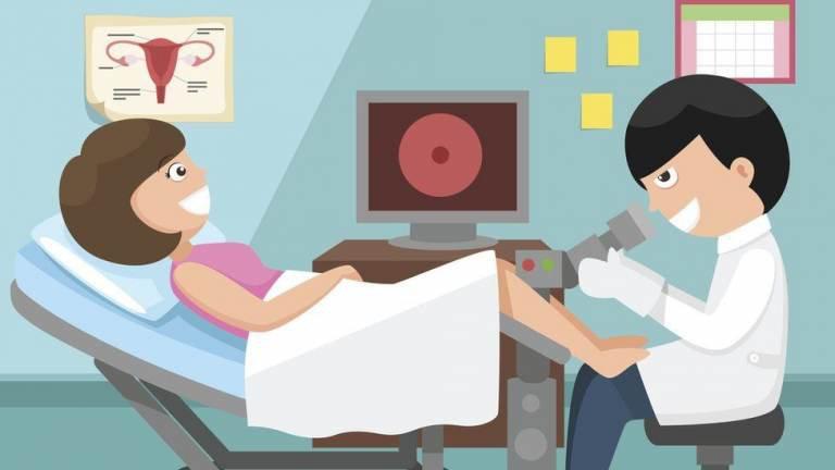 Phụ nữ đi khám phụ khoa định kỳ kiểm tra sức khỏe sinh sản